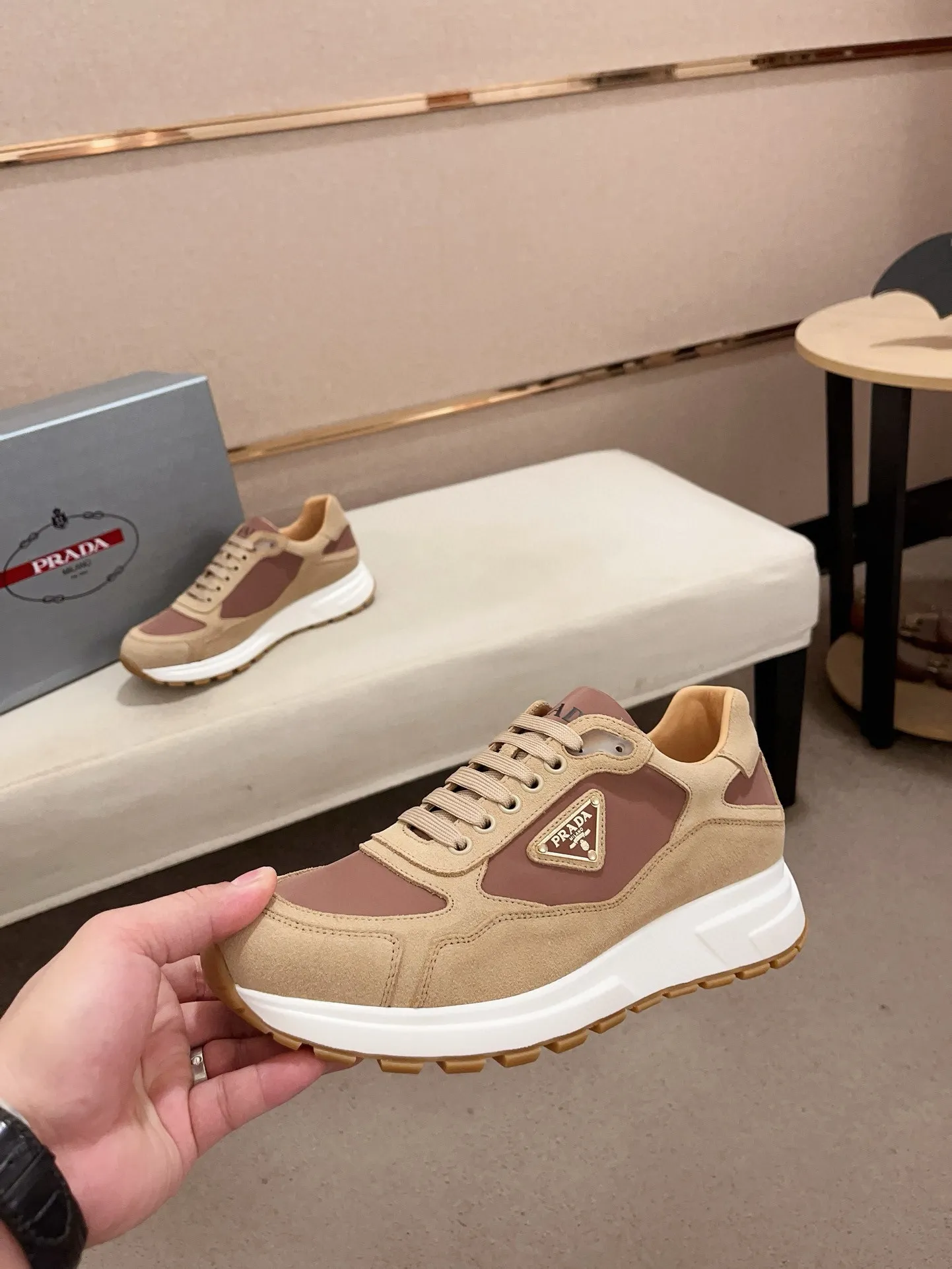 Men's Men's Shoes 💰 580💰 ✔️✔️✔️High-quality new PRADA (Prada) counters are launched simultaneously. The new men's shoes and 😘fabric are made of selected first-layer cowhide and technological glue-spraying technology. Lining: Full cowhide lining. 👍🏿High-end☄️Open-molded non-slip rubber outsole, exquisite lines, simple and elegant, comfortable and high-end for leisure travel. Code number: 38 to 44 (can be customized to 45, non-refundable!